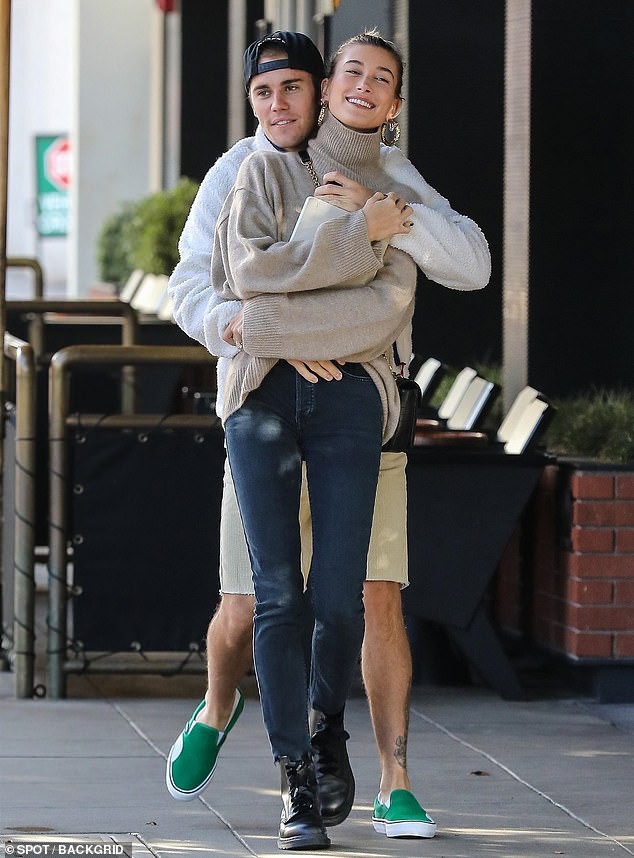 Vợ chồng Justin Bieber lại làm mọi F.A phải ghen tị với màn ôm nhau khiêu vũ ngọt ngào giữa phố - Ảnh 1.