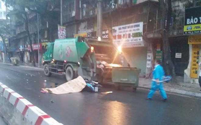 Hà Nội: Tự đâm vào đuôi xe chở rác, nam thanh niên tử vong tại chỗ - Ảnh 1.