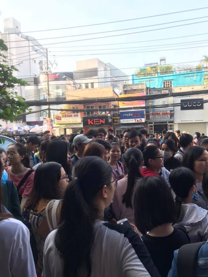 Đổi cấu trúc đề TOEIC, sinh viên Sài Gòn thức trắng đêm, chen chúc nhau xếp hàng đăng ký dự thi - Ảnh 3.