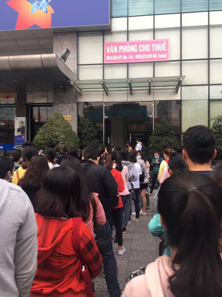 Đổi cấu trúc đề TOEIC, sinh viên Sài Gòn thức trắng đêm, chen chúc nhau xếp hàng đăng ký dự thi - Ảnh 6.