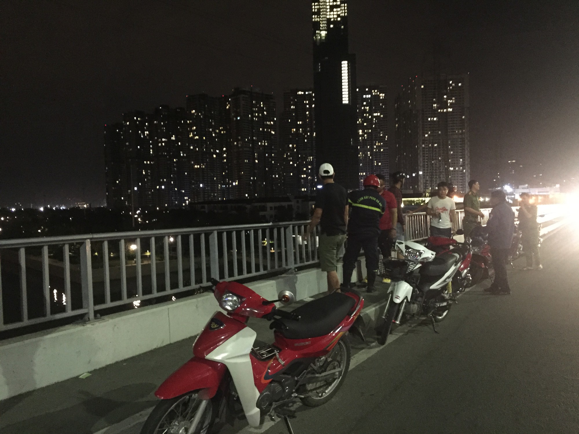 Bỏ lại thư tuyệt mệnh, nam thanh niên nhảy cầu Sài Gòn tự tử - Ảnh 2. Bỏ lại thư tuyệt mệnh, nam thanh niên nhảy cầu Sài Gòn tự tử - Ảnh 2.