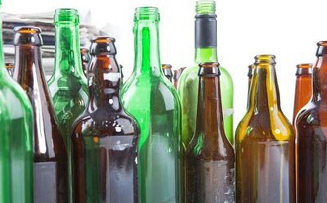 Thanh ni&ecirc;n n&eacute;m chai bia khiến người bị nghi trộm cắp t&eacute; xuống s&ocirc;ng tử vong - Ảnh 1.