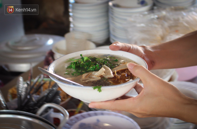 Kỳ lạ ai đến Đà Nẵng đều rủ nhau ra ruộng ăn tô bánh canh chỉ có giá 9k - Ảnh 1.