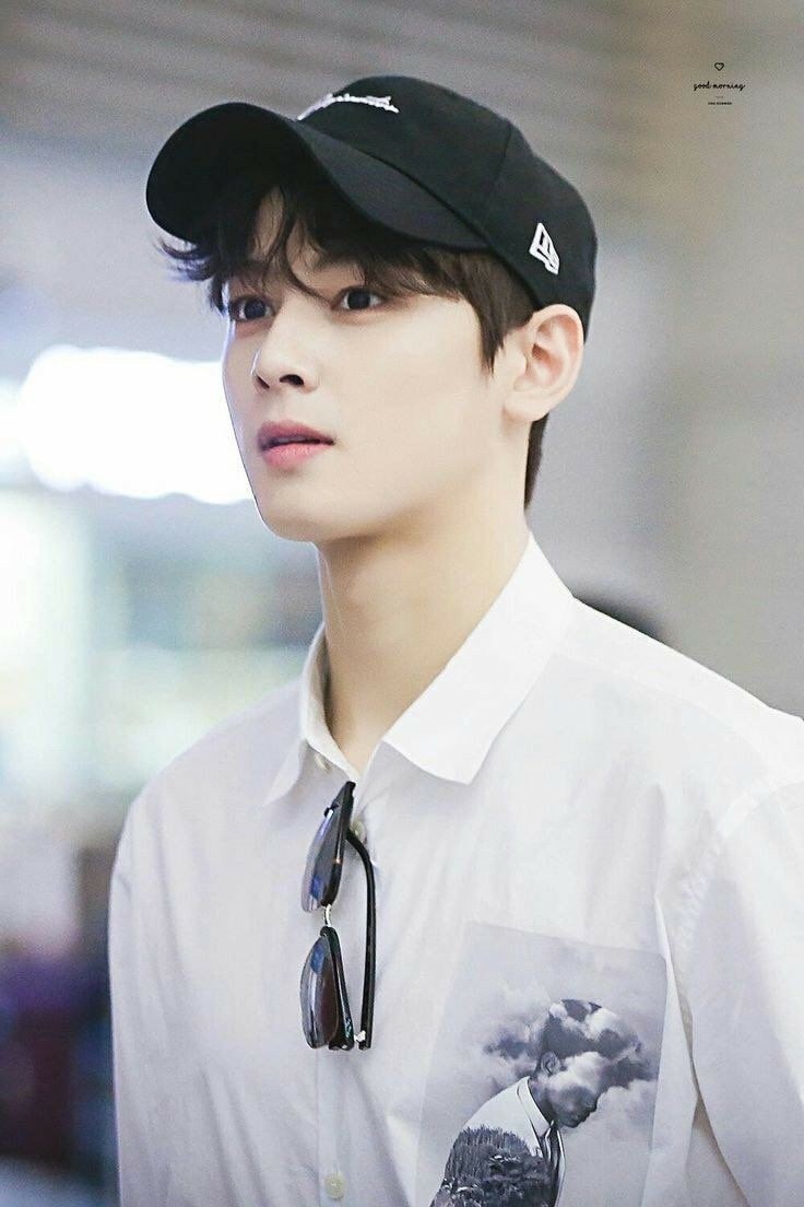 Mỹ nam có khuôn mặt đẹp nhất Kpop gây lú vì để mặt mộc 100% ở sân bay mà như trang điểm kỹ lên hình - Ảnh 2. Mỹ nam có khuôn mặt đẹp nhất Kpop gây lú vì để mặt mộc 100% ở sân bay mà như trang điểm kỹ lên hình - Ảnh 2.