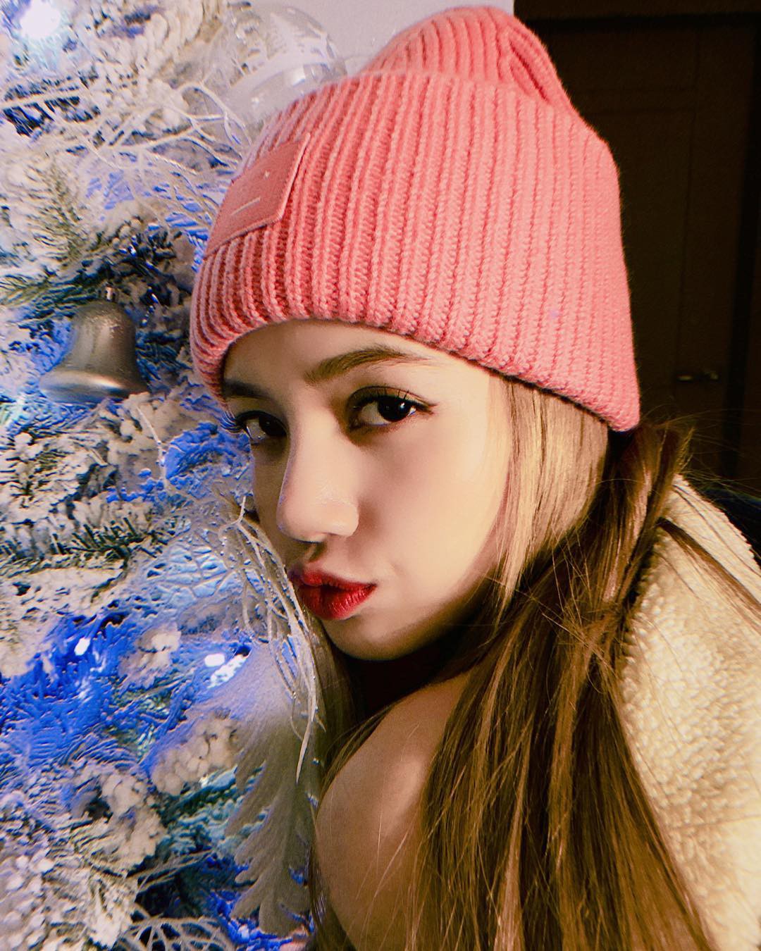 Ngắm nhìn nhan sắc như búp bê barbie của Lisa (Black Pink), ai bảo cô nàng là gái Thái 100% cơ chứ! - Ảnh 1. Ngắm nhìn nhan sắc như búp bê barbie của Lisa (Black Pink), ai bảo cô nàng là gái Thái 100% cơ chứ! - Ảnh 1.