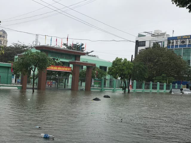 Nhiều trường ở Đà Nẵng tiếp tục cho học sinh nghỉ học ngày 11/12 vì mưa lớn gây ngập lụt - Ảnh 1.