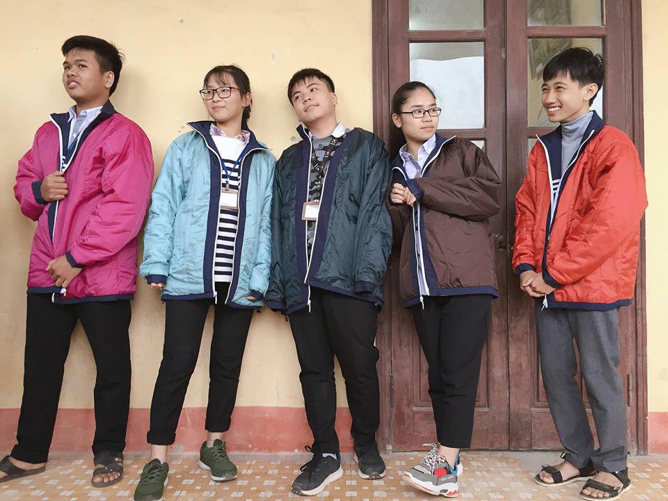 Biến tấu thú vị giúp áo khoác đồng phục mùa đông trăm cái như một bỗng sặc sỡ hơn nhiều - Ảnh 1. Biến tấu thú vị giúp áo khoác đồng phục mùa đông trăm cái như một bỗng sặc sỡ hơn nhiều - Ảnh 1.
