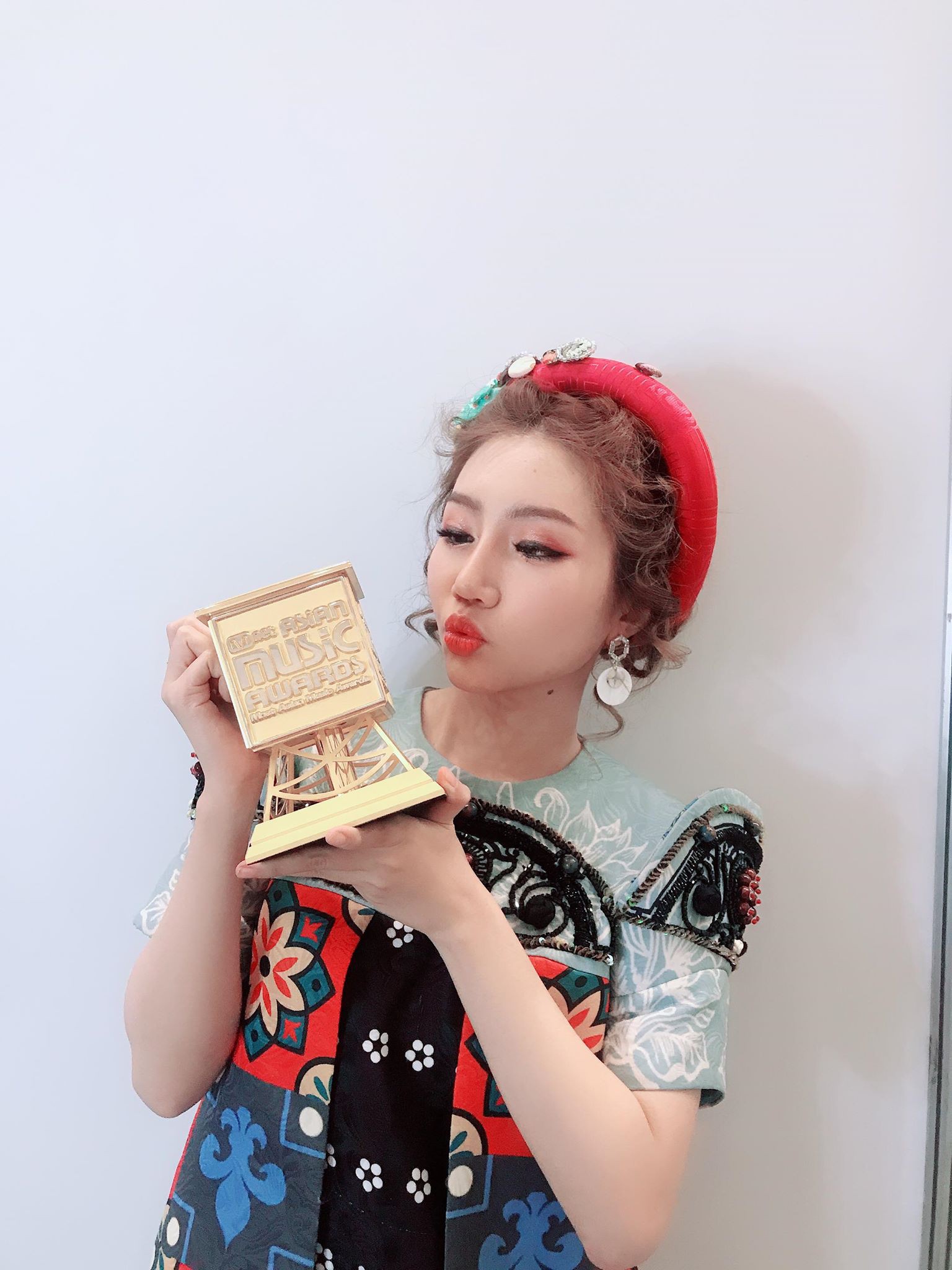 Chủ nhân hit “Người lạ ơi” lên tiếng về cú trượt ngã trên sân khấu lễ trao giải MAMA 2018 - Ảnh 4. Chủ nhân hit “Người lạ ơi” lên tiếng về cú trượt ngã trên sân khấu lễ trao giải MAMA 2018 - Ảnh 4.