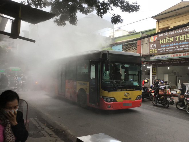 Hà Nội: Xe bus đang đi bất ngờ bốc khói mù mịt khiến nhiều người hoảng loạn - Ảnh 1.