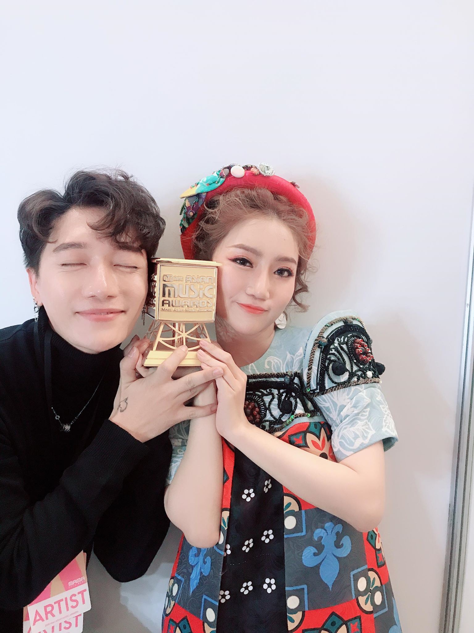 Chủ nhân hit “Người lạ ơi” lên tiếng về cú trượt ngã trên sân khấu lễ trao giải MAMA 2018 - Ảnh 5. Chủ nhân hit “Người lạ ơi” lên tiếng về cú trượt ngã trên sân khấu lễ trao giải MAMA 2018 - Ảnh 5.