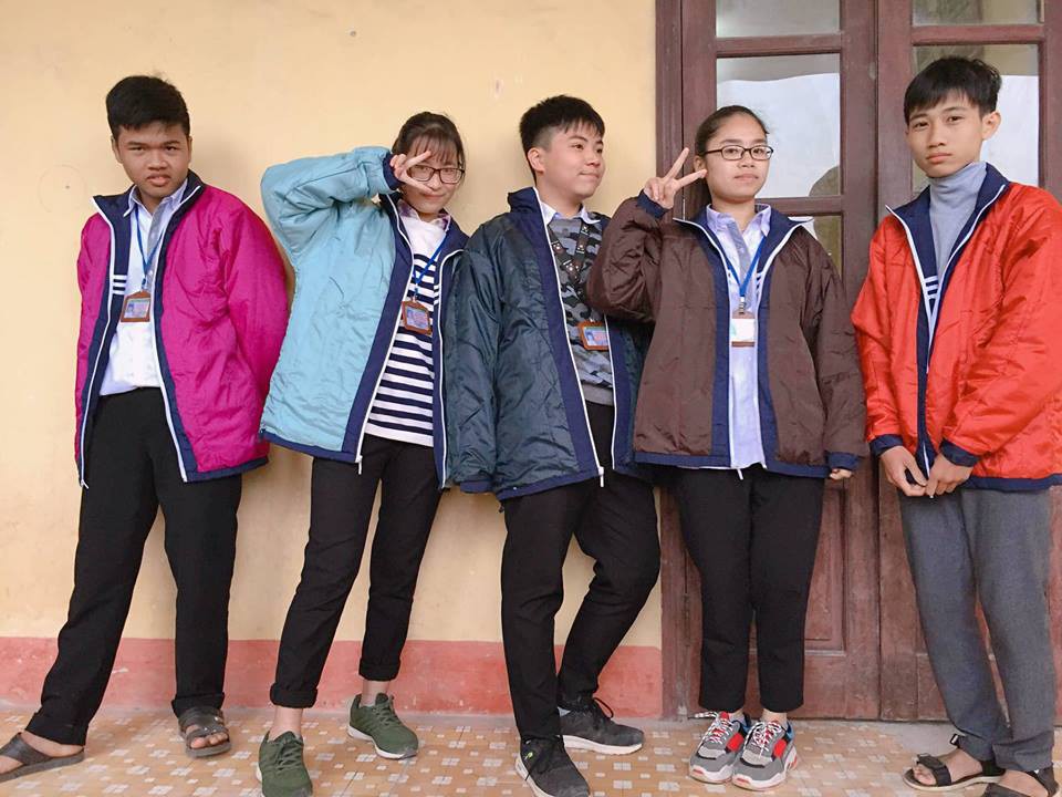 Biến tấu thú vị giúp áo khoác đồng phục mùa đông trăm cái như một bỗng sặc sỡ hơn nhiều - Ảnh 2. Biến tấu thú vị giúp áo khoác đồng phục mùa đông trăm cái như một bỗng sặc sỡ hơn nhiều - Ảnh 2.