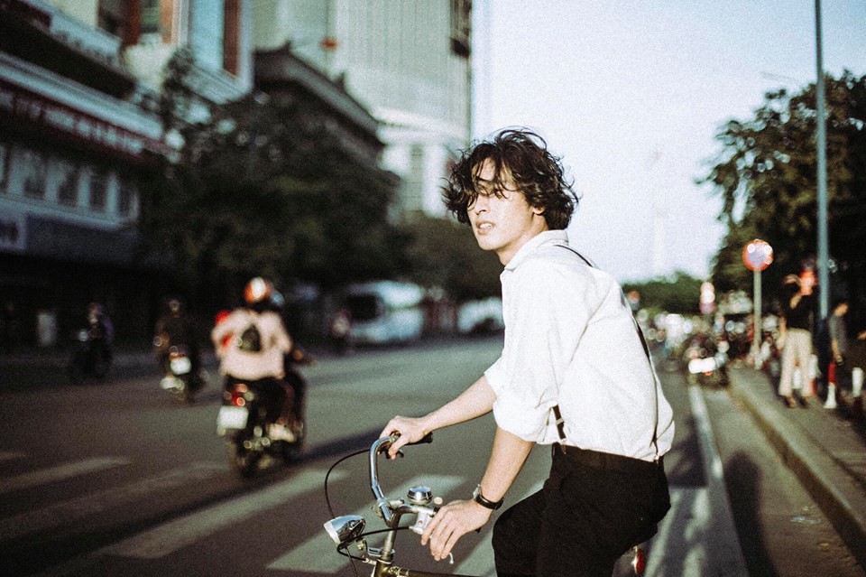Tạm biệt nickname hotboy lai Thái, Công Dương giờ đã biến thành tài tử Hong Kong rồi! - Ảnh 5. Tạm biệt nickname hotboy lai Thái, Công Dương giờ đã biến thành tài tử Hong Kong rồi! - Ảnh 5.