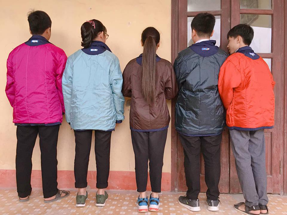 Biến tấu thú vị giúp áo khoác đồng phục mùa đông trăm cái như một bỗng sặc sỡ hơn nhiều - Ảnh 3. Biến tấu thú vị giúp áo khoác đồng phục mùa đông trăm cái như một bỗng sặc sỡ hơn nhiều - Ảnh 3.