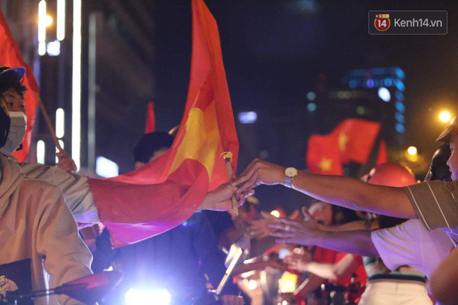 Cấm ô tô vào trung tâm Sài Gòn, tạo điều kiện cho người dân ủng hộ ĐT Việt Nam đêm chung kết lượt đi AFF Cup 2018 - Ảnh 1.