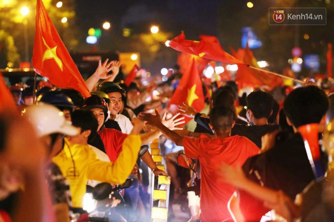 Cấm &ocirc; t&ocirc; v&agrave;o trung t&acirc;m S&agrave;i G&ograve;n, tạo điều kiện cho người d&acirc;n ủng hộ ĐT Việt Nam đ&ecirc;m chung kết lượt đi AFF Cup 2018 - Ảnh 2.