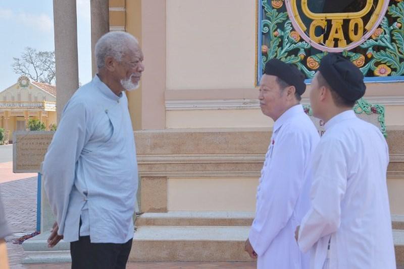Nam diễn viên Hollywood, Morgan Freeman đến Tây Ninh để ghi hình cho dự án truyền hình - Ảnh 3. Nam diễn viên Hollywood, Morgan Freeman đến Tây Ninh để ghi hình cho dự án truyền hình - Ảnh 3.