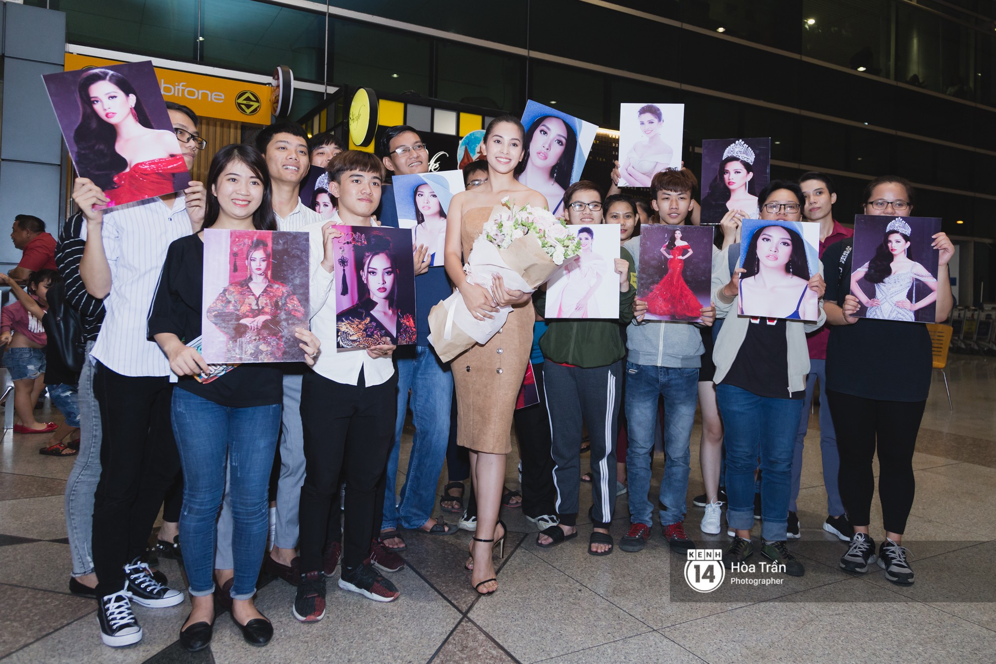 Hội chị em Hoa hậu và người hâm mộ bất chấp đêm khuya đón Tiểu Vy trở về từ Miss World - Ảnh 13.