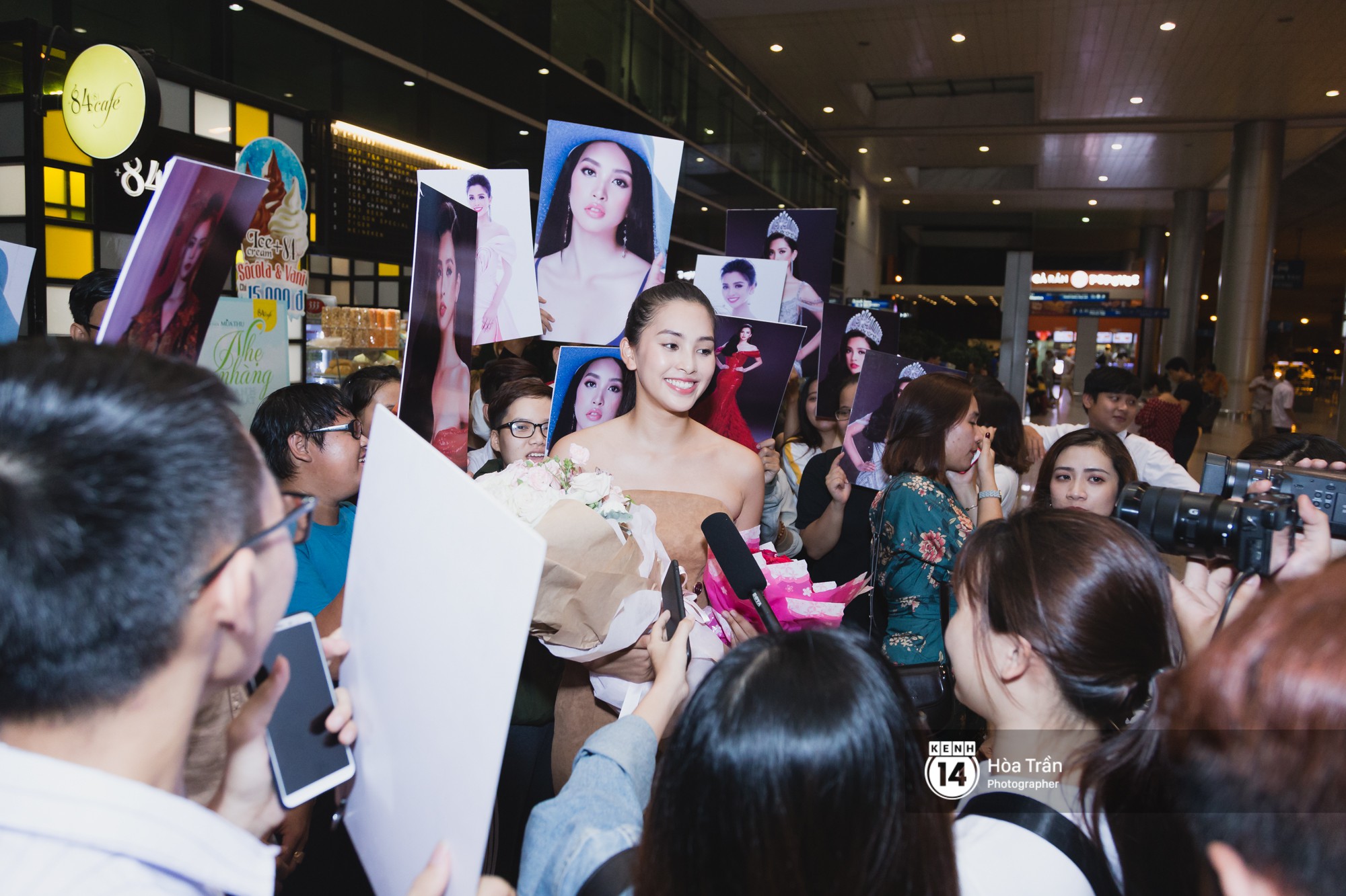 Hội chị em Hoa hậu và người hâm mộ bất chấp đêm khuya đón Tiểu Vy trở về từ Miss World - Ảnh 10.