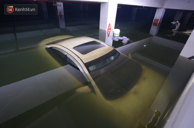 Máy bơm chạy hết công suất giải cứu BMW, Mercedes, Range Rover cùng nhiều ô tô, xe máy ngập nước trong hầm chung cư ở Đà Nẵng - Ảnh 2.