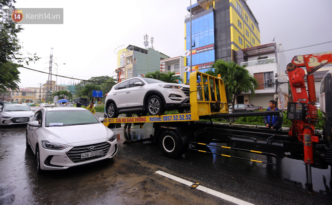 Hàng nghìn ô tô, xe máy bị đuối nước ở Đà Nẵng xếp hàng dài chờ cấp cứu - Ảnh 2.