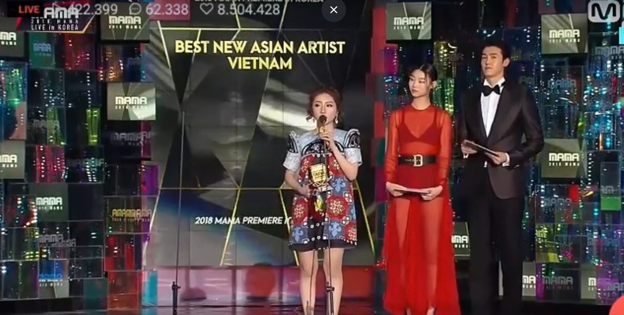 Chủ nhân hit “Người lạ ơi” lên tiếng về cú trượt ngã trên sân khấu lễ trao giải MAMA 2018 - Ảnh 6. Chủ nhân hit “Người lạ ơi” lên tiếng về cú trượt ngã trên sân khấu lễ trao giải MAMA 2018 - Ảnh 6.