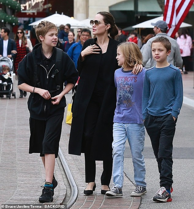 Angelina Jolie khoe 3 con ruột ngày càng cao lớn, thừa hưởng nét đẹp của cả bố lẫn mẹ - Ảnh 1.