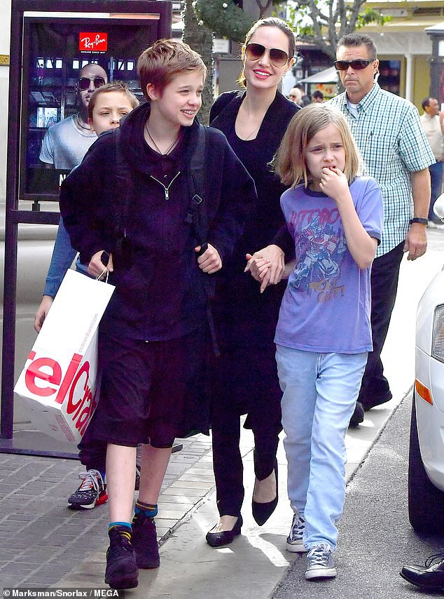 Angelina Jolie khoe 3 con ruột ngày càng cao lớn, thừa hưởng nét đẹp của cả bố lẫn mẹ - Ảnh 4.