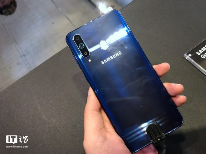 Samsung ra mắt Galaxy A8s: Smartphone màn hình đục lỗ đầu tiên trên thế giới, 3 camera sau, chip Snapdragon 710, loại bỏ jack 3.5mm - Ảnh 5.