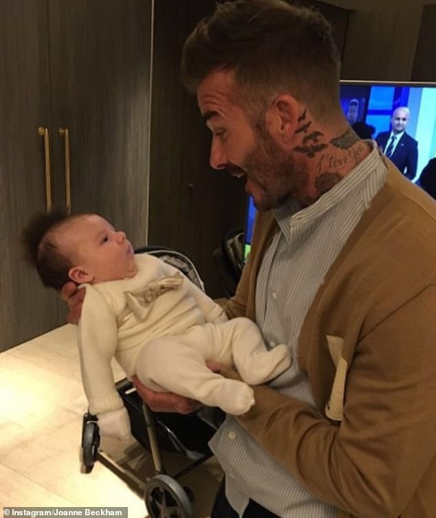 David Beckham làm triệu trái tim tan chảy với ảnh bồng bế cháu gái nhỏ cực dễ thương - Ảnh 3.