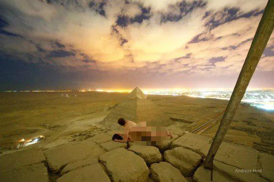 Quay clip phản cảm trên đỉnh kim tự tháp Ai Cập, anh thợ ảnh ăn đủ gạch đá từ cư dân mạng - Ảnh 3.