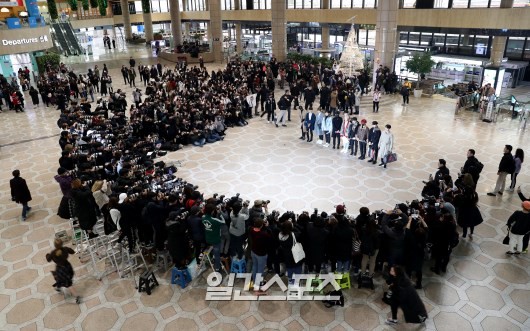 Quân đoàn sao Hàn đổ bộ sân bay đi dự MAMA: Park Bo Gum, Wanna One gây náo loạn, Sunmi và dàn mỹ nhân đọ sắc - Ảnh 1.