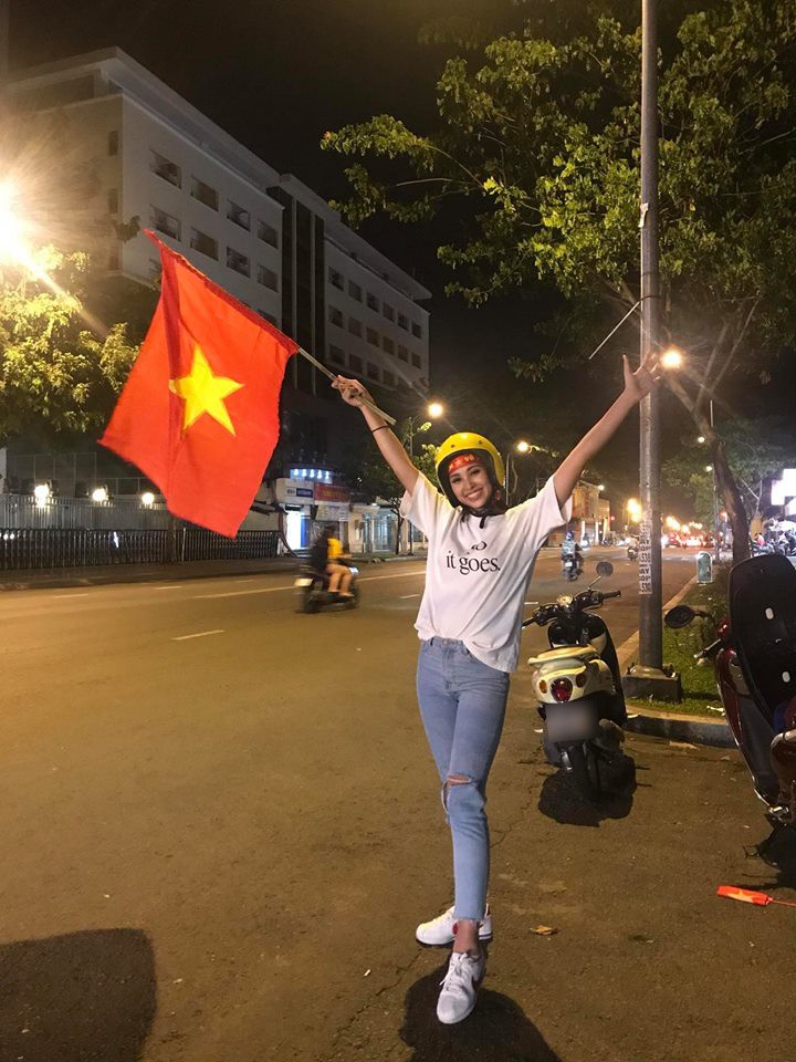 Trở về từ Miss World, Tiểu Vy giản dị xuống đường đi bão sau trận cầu nảy lửa Việt Nam gặp Malaysia - Ảnh 1.