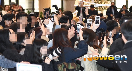 Quân đoàn sao Hàn đổ bộ sân bay đi dự MAMA: Park Bo Gum, Wanna One gây náo loạn, Sunmi và dàn mỹ nhân đọ sắc - Ảnh 2.