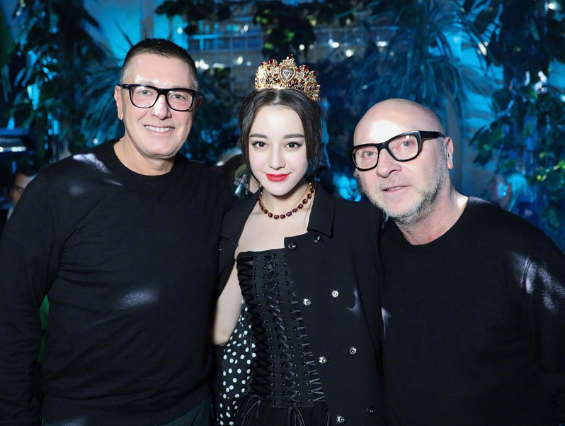 18 người Trung Quốc bí mật tham dự show diễn mới của Dolce & Gabbana, Địch Lệ Nhiệt Ba lại bị dân mạng réo tên - Ảnh 7. 18 người Trung Quốc bí mật tham dự show diễn mới của Dolce & Gabbana, Địch Lệ Nhiệt Ba lại bị dân mạng réo tên - Ảnh 7.