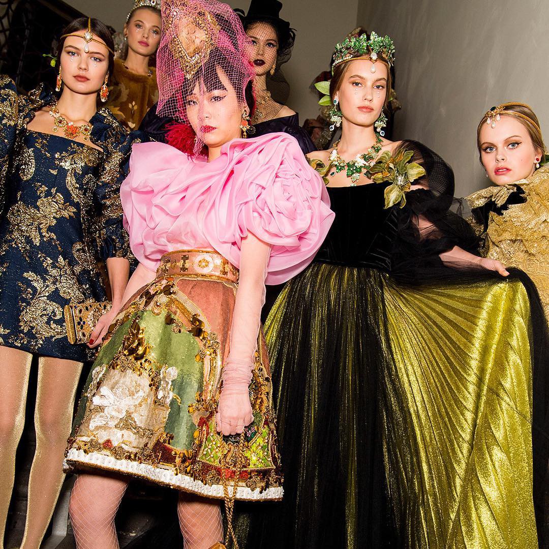 18 người Trung Quốc bí mật tham dự show diễn mới của Dolce & Gabbana, Địch Lệ Nhiệt Ba lại bị dân mạng réo tên - Ảnh 1. 18 người Trung Quốc bí mật tham dự show diễn mới của Dolce & Gabbana, Địch Lệ Nhiệt Ba lại bị dân mạng réo tên - Ảnh 1.