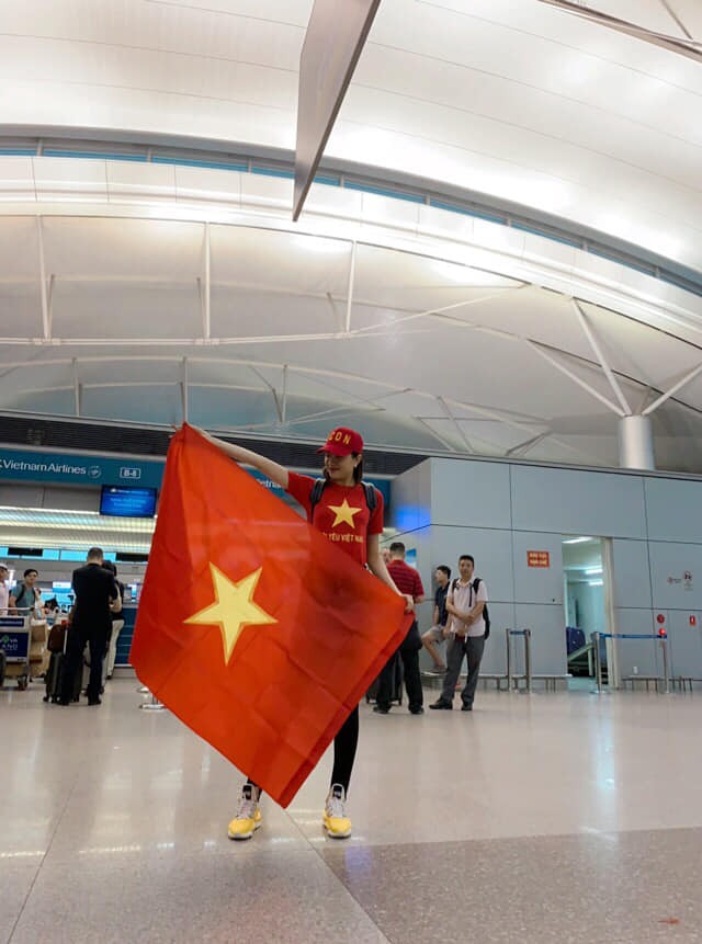Á hậu Lệ Hằng, Bình Minh mặc áo cờ đỏ sao vàng, cùng lên đường đến Malaysia cổ vũ đội tuyển Việt Nam - Ảnh 2.