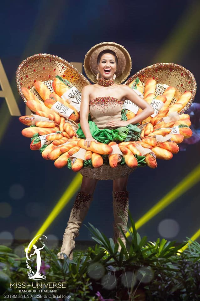 Miss Universe 2018: Trang phục “bánh mì” gặp sự cố, H’Hen Niê vẫn xử lý quá đỗi tài tình khiến chẳng ai nhận ra - Ảnh 8.