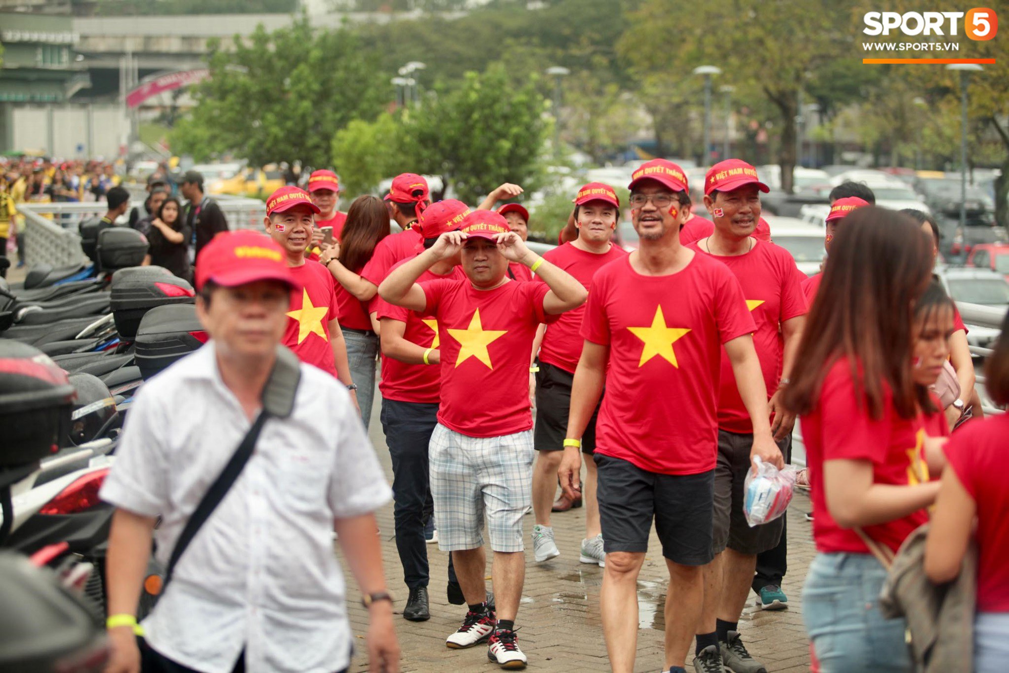 Trời tạnh mưa, trận chung kết lượt đi AFF Cup 2018 diễn ra bình thường - Ảnh 4. Trời tạnh mưa, trận chung kết lượt đi AFF Cup 2018 diễn ra bình thường - Ảnh 4.