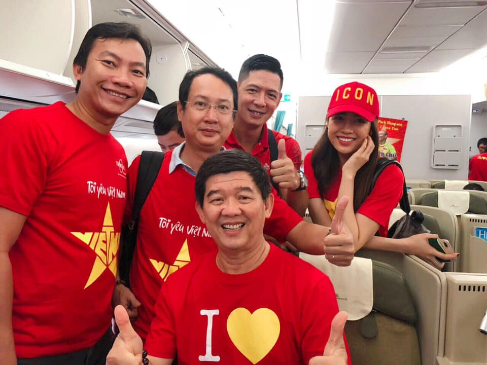 Á hậu Lệ Hằng, Bình Minh mặc áo cờ đỏ sao vàng, cùng lên đường đến Malaysia cổ vũ đội tuyển Việt Nam - Ảnh 3.