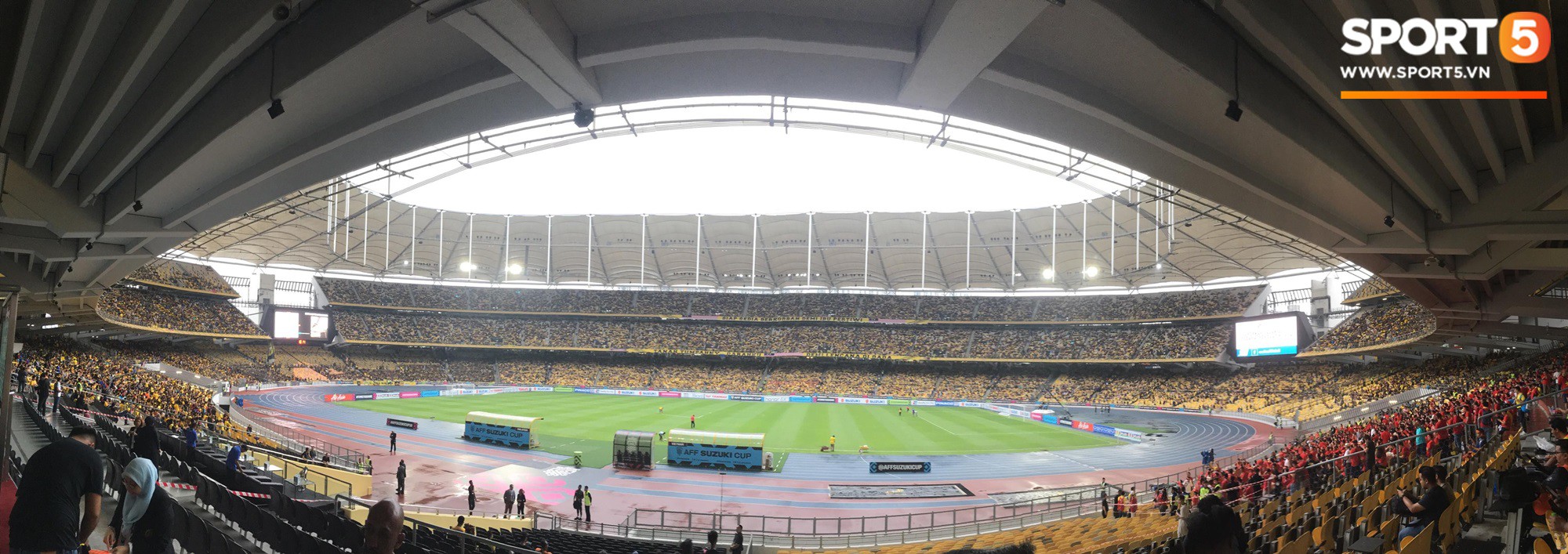 Trời tạnh mưa, trận chung kết lượt đi AFF Cup 2018 diễn ra bình thường - Ảnh 1. Trời tạnh mưa, trận chung kết lượt đi AFF Cup 2018 diễn ra bình thường - Ảnh 1.