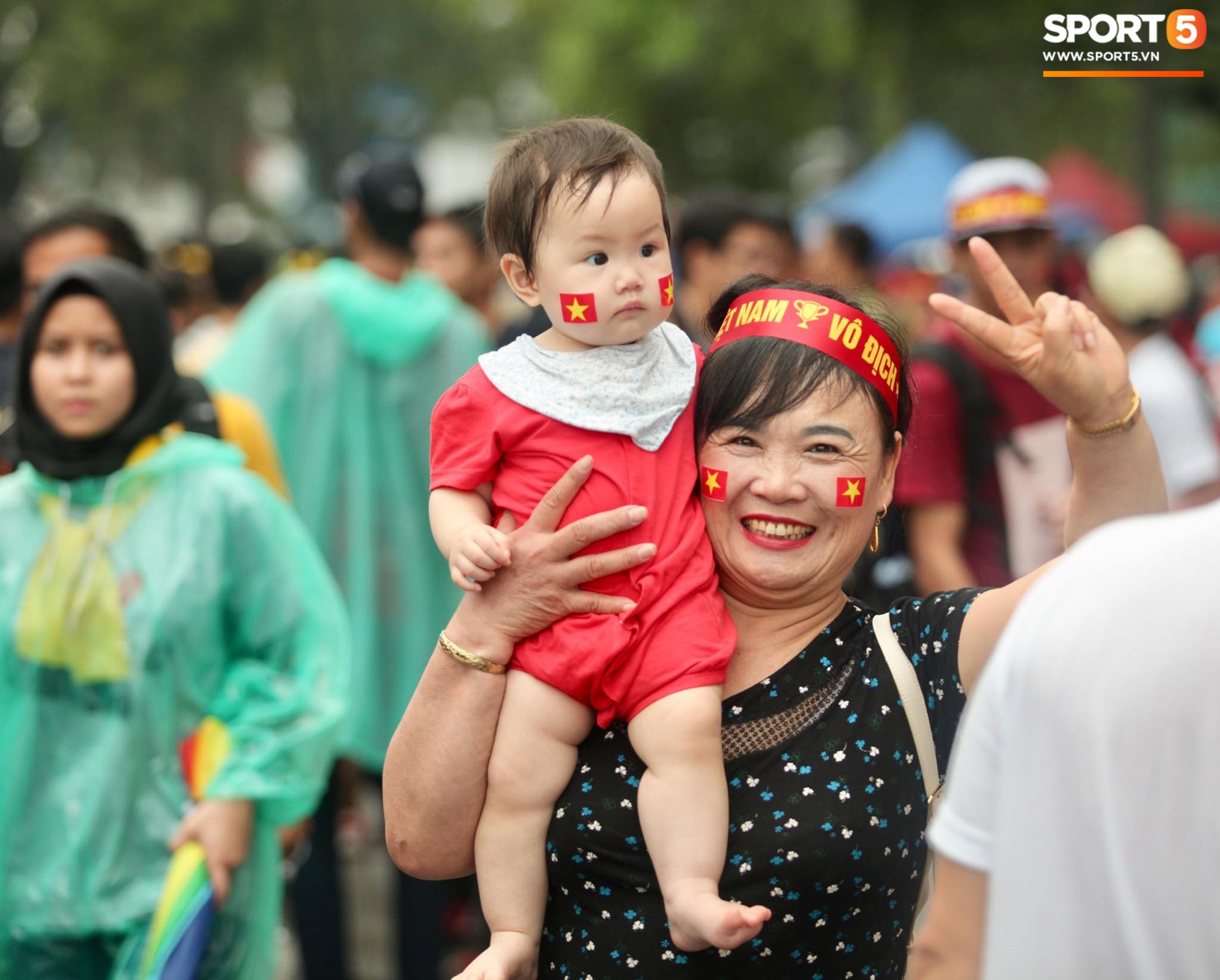 Trời tạnh mưa, trận chung kết lượt đi AFF Cup 2018 diễn ra bình thường - Ảnh 2. Trời tạnh mưa, trận chung kết lượt đi AFF Cup 2018 diễn ra bình thường - Ảnh 2.