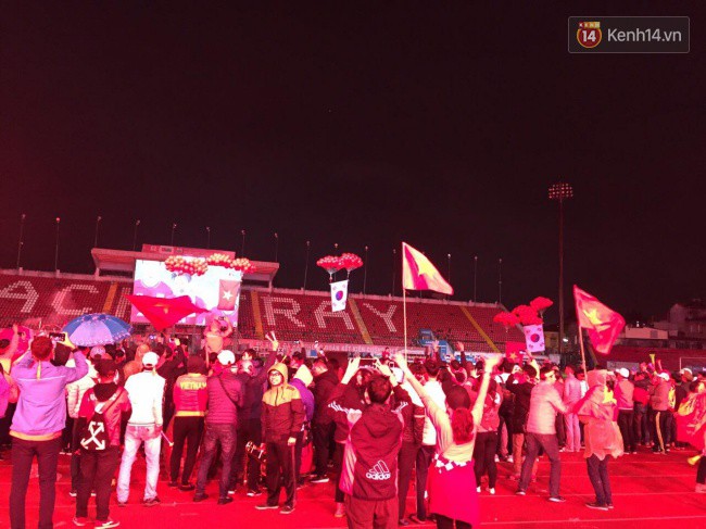Dù tiếc nuối nhưng CĐV vẫn tràn xuống đường sau trận đấu quật cường giành tỷ số 2-2 của Việt Nam trên sân khách - Ảnh 1. Dù tiếc nuối nhưng CĐV vẫn tràn xuống đường sau trận đấu quật cường giành tỷ số 2-2 của Việt Nam trên sân khách - Ảnh 1.