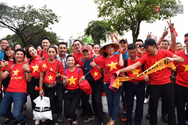 CĐV Việt Nam hụt hẫng khi ĐT Malaysia gỡ hòa 2 - 2 trong hiệp 2 trận chung kết AFF Cup 2018 - Ảnh 2.