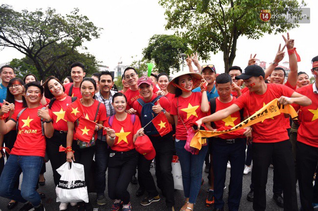 CĐV Việt Nam hụt hẫng khi ĐT Malaysia gỡ h&ograve;a 2 - 2 trong hiệp 2 trận chung kết AFF Cup 2018 - Ảnh 2.
