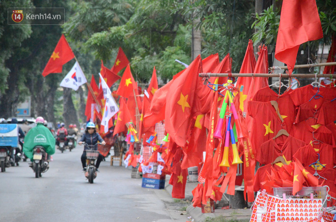 Người dân chung cư ở Hà Nội đồng loạt treo cờ cổ vũ đội tuyển Việt Nam trước trận chung kết lượt đi gặp Malaysia - Ảnh 5.