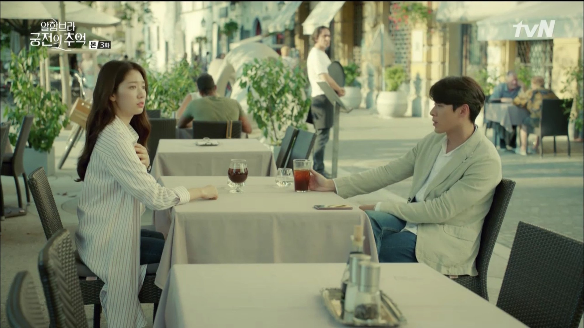 Loạt bằng chứng cho thấy Hyun Bin vô lại vẫn hoàn vô lại trong “Hồi Ức Alhambra” - Ảnh 8. Loạt bằng chứng cho thấy Hyun Bin vô lại vẫn hoàn vô lại trong “Hồi Ức Alhambra” - Ảnh 8.