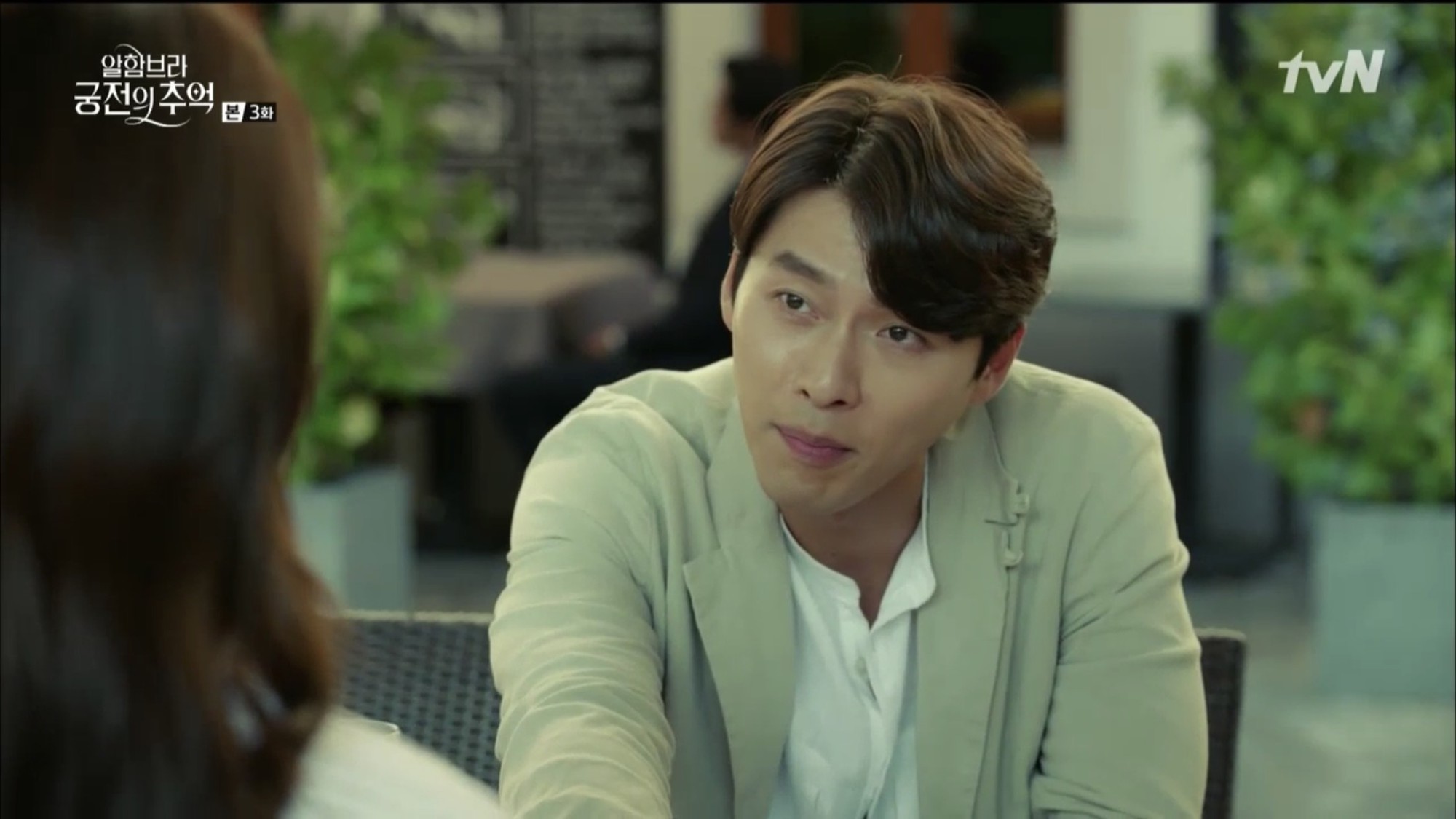 Loạt bằng chứng cho thấy Hyun Bin vô lại vẫn hoàn vô lại trong “Hồi Ức Alhambra” - Ảnh 9. Loạt bằng chứng cho thấy Hyun Bin vô lại vẫn hoàn vô lại trong “Hồi Ức Alhambra” - Ảnh 9.