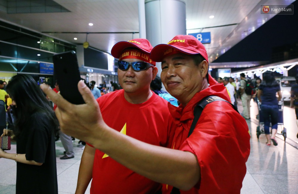 CĐV nhuộm đỏ sân bay Nội Bài và Tân Sơn Nhất, lên đường sang Malaysia tiếp lửa cho ĐT Việt Nam trong trận chung kết AFF Cup - Ảnh 12.