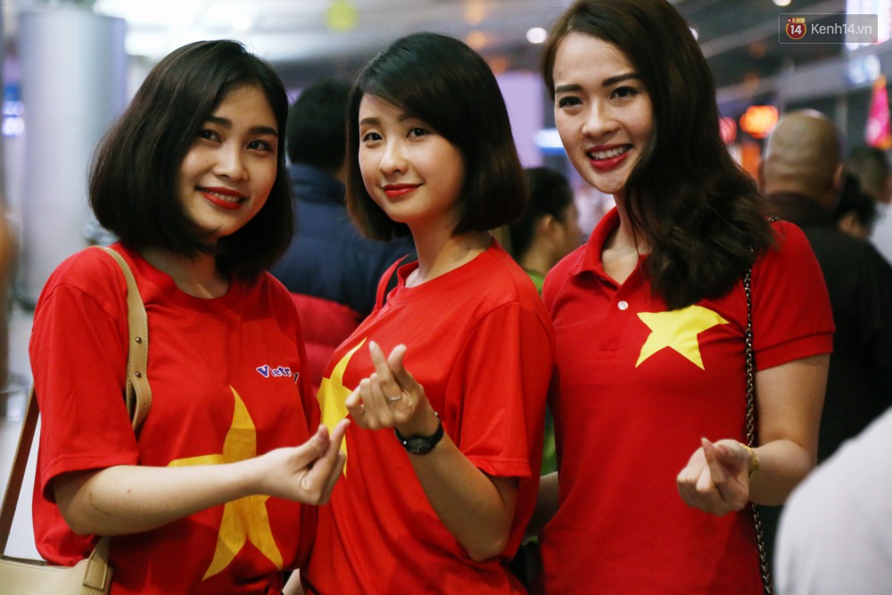 CĐV nhuộm đỏ sân bay Nội Bài và Tân Sơn Nhất, lên đường sang Malaysia tiếp lửa cho ĐT Việt Nam trong trận chung kết AFF Cup - Ảnh 11.