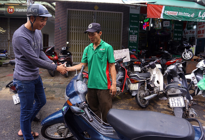 Anh thợ Đà Nẵng tốt bụng cùng tấm biển Sửa chữa miễn phí cho xe bị ngập nước khiến bao người ấm lòng sau đợt lụt lịch sử - Ảnh 7.